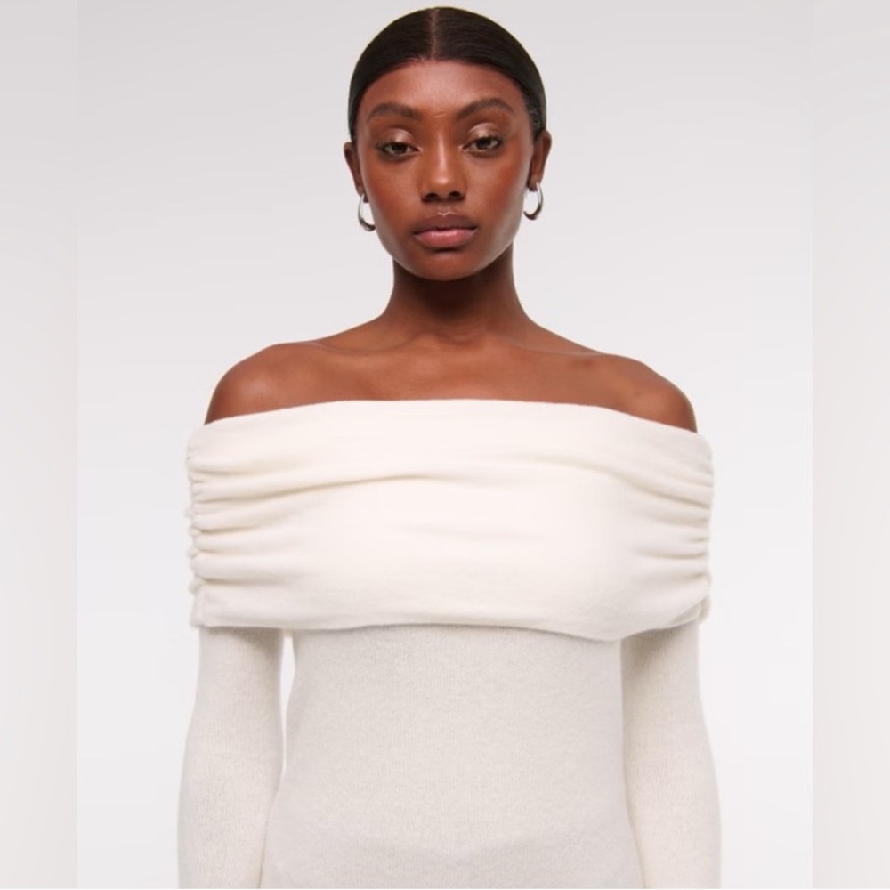 Abercrombie & Fitch Off-the-Shoulder Sweater in Oatmeal - Picture 4 of 5